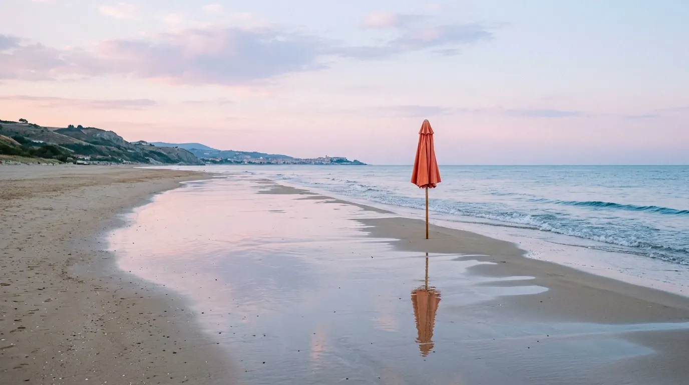 Spiaggia della costa adriatica abruzzese al mattino