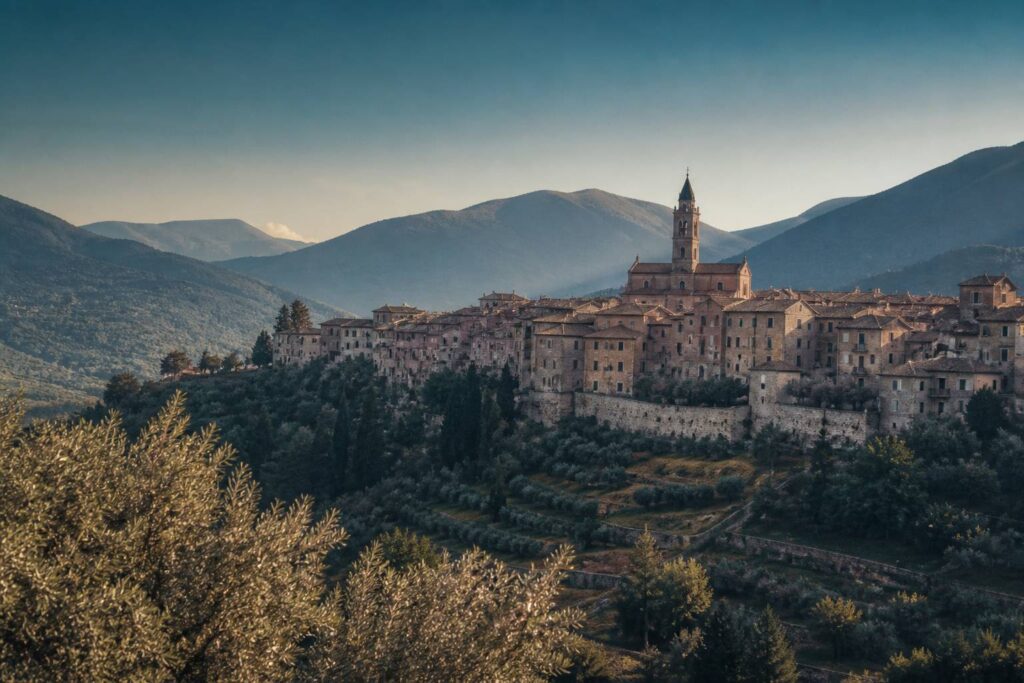 Village médiéval de Cascia en pierre rose perché sur une colline de la Valnerina