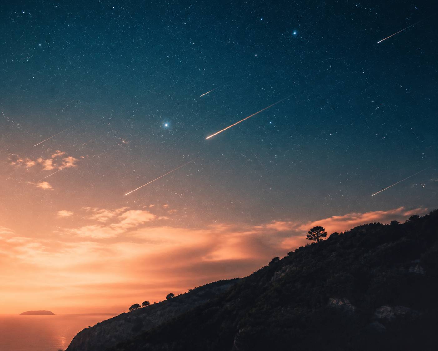 Ciel nocturne avec de longues traînées de météores lumineuses