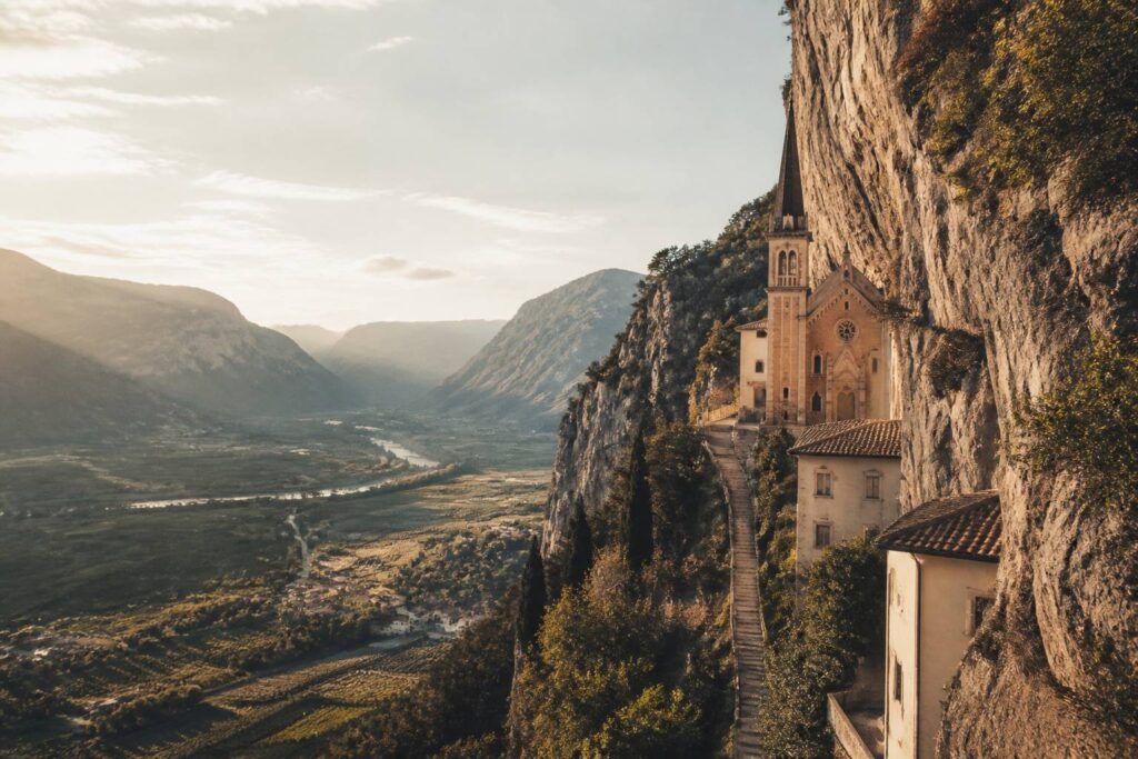 Sanctuaire en pierre accroché à la roche au-dessus de la vallée de l'Adige