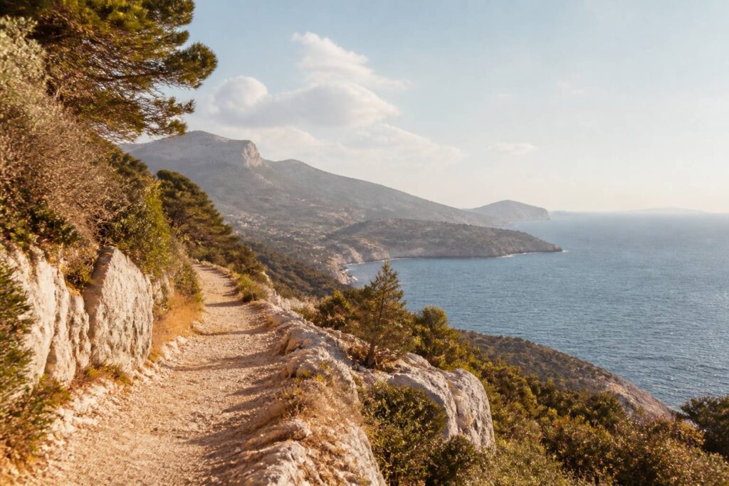 Sentier de randonnée en corniche surplombant la côte