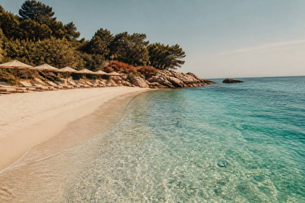 Plage de sable clair avec une mer cristalline aux tons turquoise